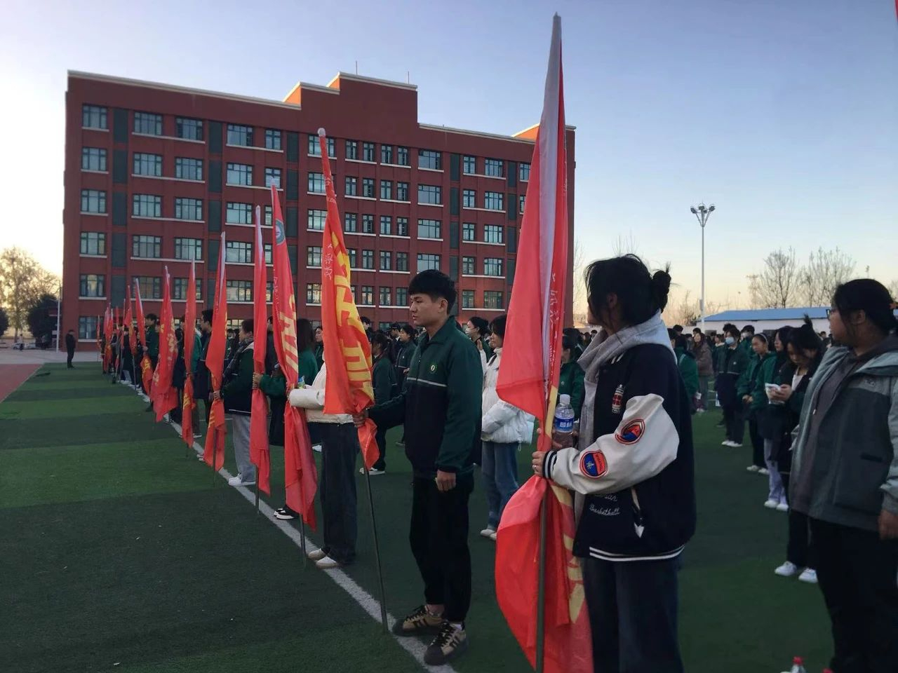 薪火永相傳 青春正激昂——焦作冶金建材高級(jí)技校開(kāi)展徒步拉練活動(dòng)